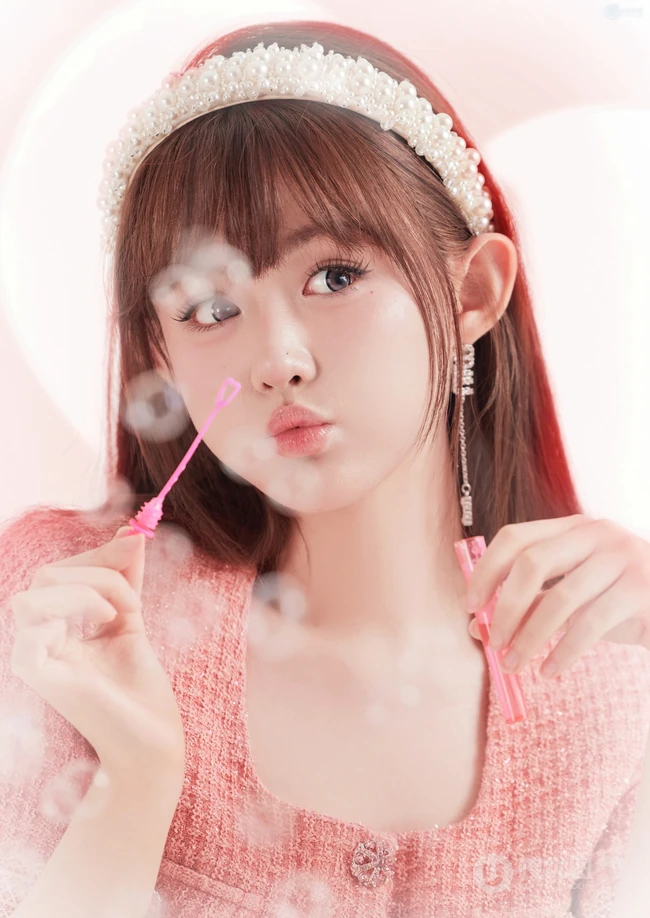 棉花糖的世界吗？戴着X帽子的漂亮可爱齐刘海长发女生粉色套装短裙居家写真套图