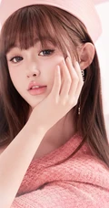 棉花糖的世界吗？戴着X帽子的漂亮可爱齐刘海长发女生粉色套装短裙居家写真套图