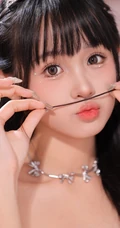 戴着小皇冠的粉色礼裙公主裙邻家少女笑容甜美居家写真套图