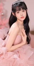 戴着小皇冠的粉色礼裙公主裙邻家少女笑容甜美居家写真套图