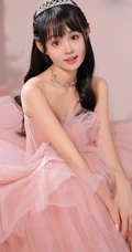 戴着小皇冠的粉色礼裙公主裙邻家少女笑容甜美居家写真套图