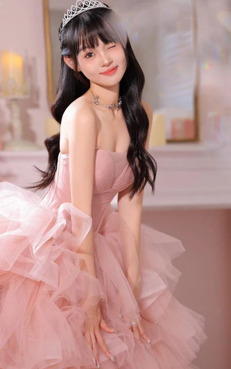 戴着小皇冠的粉色礼裙公主裙邻家少女笑容甜美居家写真套图