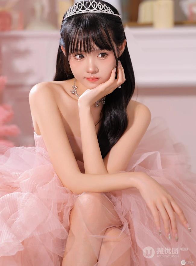 戴着小皇冠的粉色礼裙公主裙邻家少女笑容甜美居家写真套图