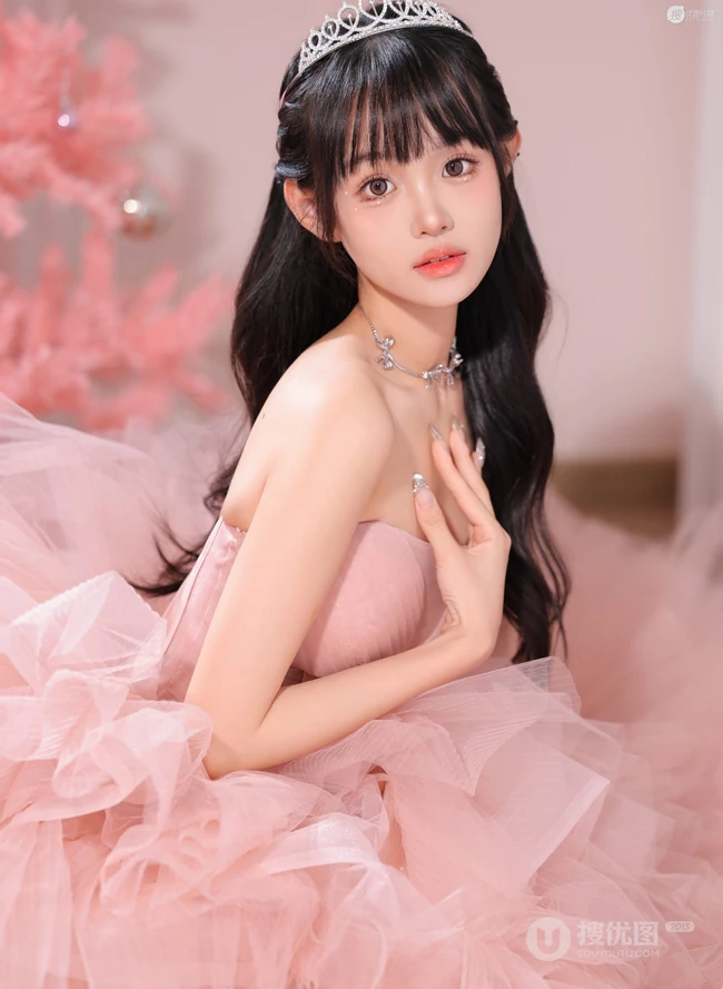 戴着小皇冠的粉色礼裙公主裙邻家少女笑容甜美居家写真套图