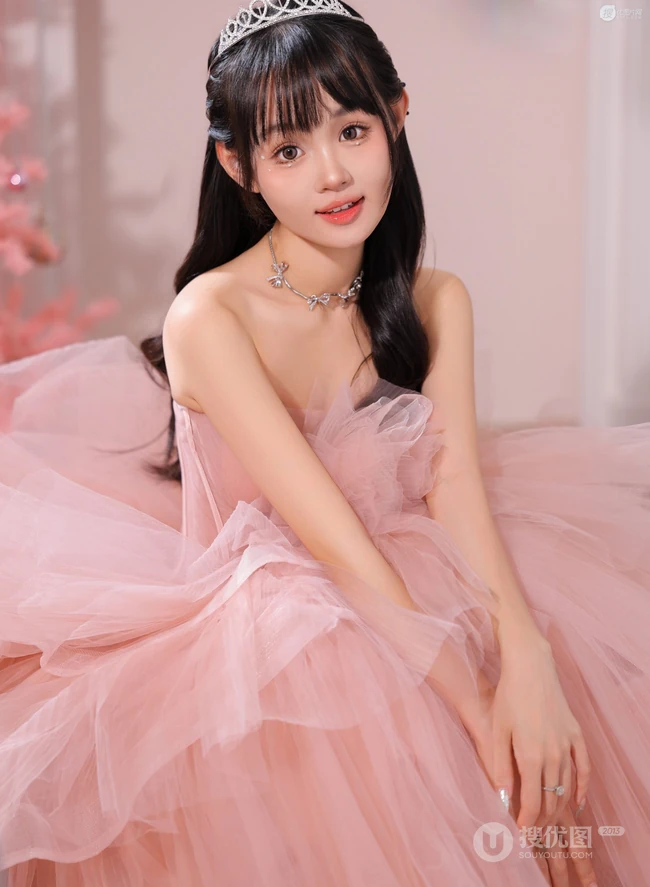 戴着小皇冠的粉色礼裙公主裙邻家少女笑容甜美居家写真套图