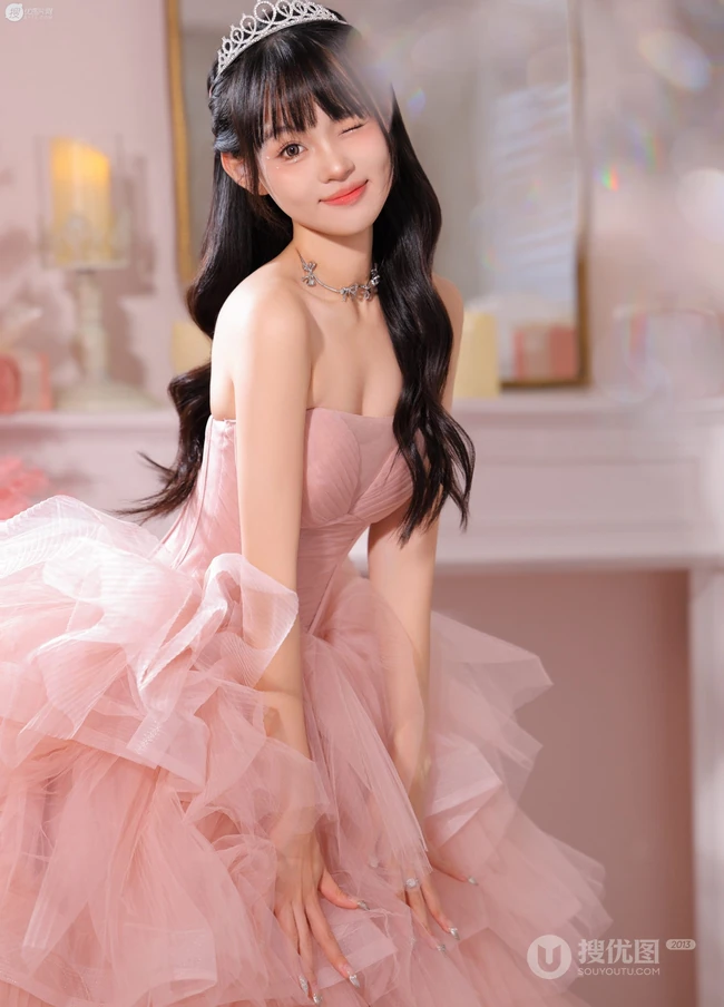 戴着小皇冠的粉色礼裙公主裙邻家少女笑容甜美居家写真套图