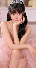 戴着小皇冠的粉色礼裙公主裙邻家少女笑容甜美居家写真套图