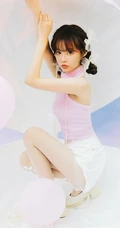 双麻花辫绑发发型清新短裙少女气球房里清新写真图集