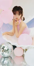 双麻花辫绑发发型清新短裙少女气球房里清新写真图集