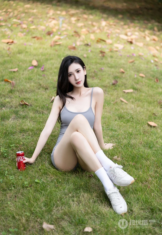 气质苗条身材女生模特儿灰色紧身连体短裤街拍，爬山，骑车等户外运动写真图集