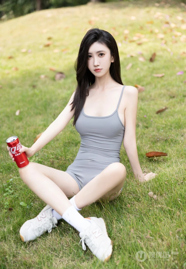 气质苗条身材女生模特儿灰色紧身连体短裤街拍，爬山，骑车等户外运动写真图集