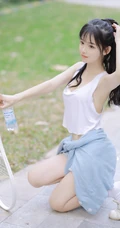 一起打球吗，清新靓丽的学生妹少女简单马尾辫发型加背心牛仔短裤户外球场写真图集