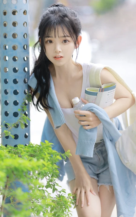 一起打球吗，清新靓丽的学生妹少女简单马尾辫发型加背心牛仔短裤户外球场写真图集