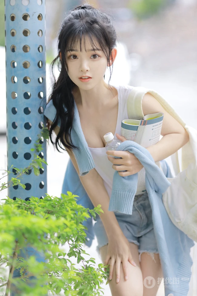 一起打球吗，清新靓丽的学生妹少女简单马尾辫发型加背心牛仔短裤户外球场写真图集