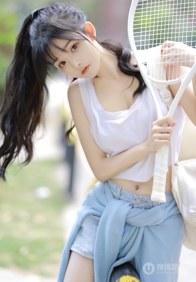 一起打球吗，清新靓丽的学生妹少女简单马尾辫发型加背心牛仔短裤户外球场写真图集