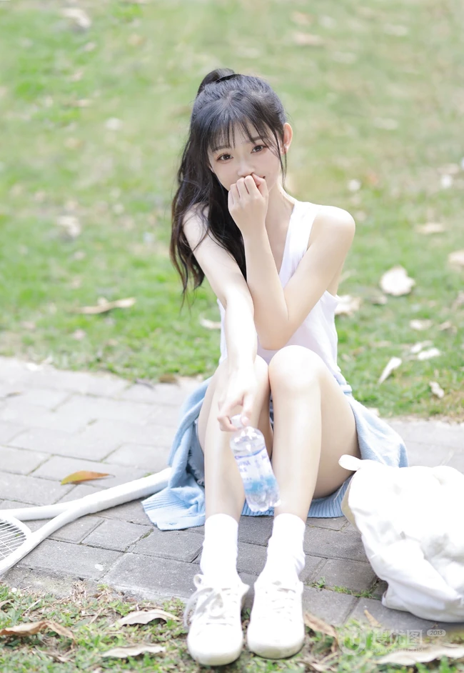 一起打球吗，清新靓丽的学生妹少女简单马尾辫发型加背心牛仔短裤户外球场写真图集