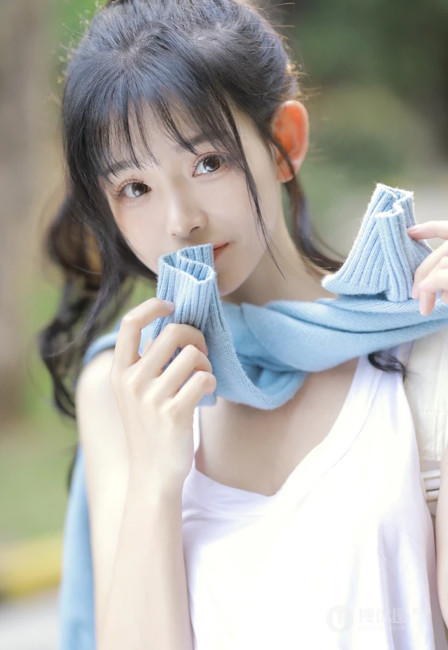 一起打球吗，清新靓丽的学生妹少女简单马尾辫发型加背心牛仔短裤户外球场写真图集