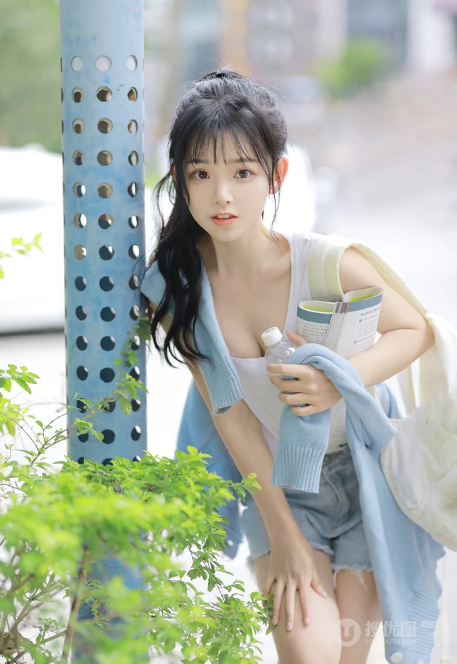 一起打球吗，清新靓丽的学生妹少女简单马尾辫发型加背心牛仔短裤户外球场写真图集
