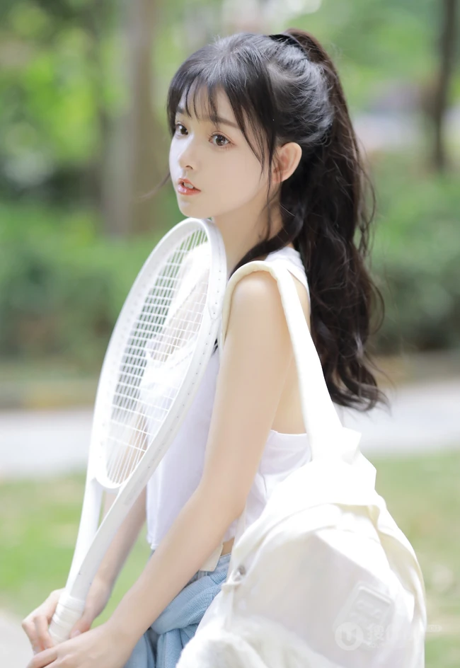 一起打球吗，清新靓丽的学生妹少女简单马尾辫发型加背心牛仔短裤户外球场写真图集