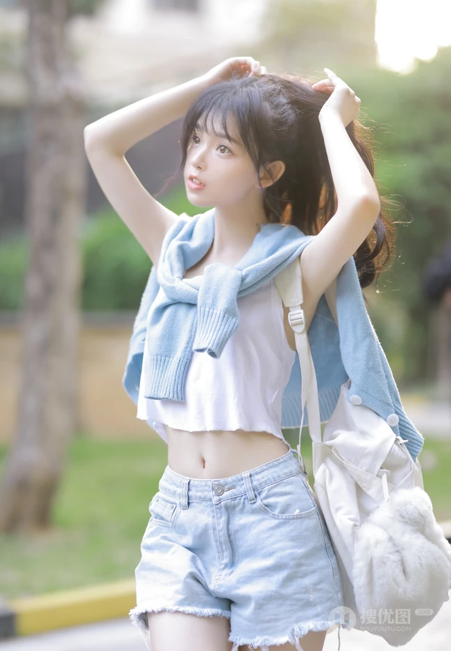 一起打球吗，清新靓丽的学生妹少女简单马尾辫发型加背心牛仔短裤户外球场写真图集