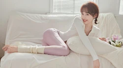 美女宣璐超美紧身衣尽显完美小翘臀居家私房比耶写真壁纸图片