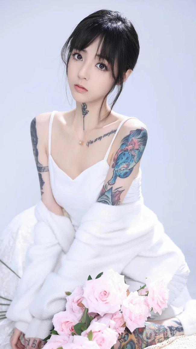纹花臂的美女，花臂纹身美女白色吊带背心静坐私房写真手机壁纸图片
