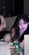 身材超好的高颜值韩国女生腹肌小姐姐紧身肩带背心加短裤居家室内美拍照片图集