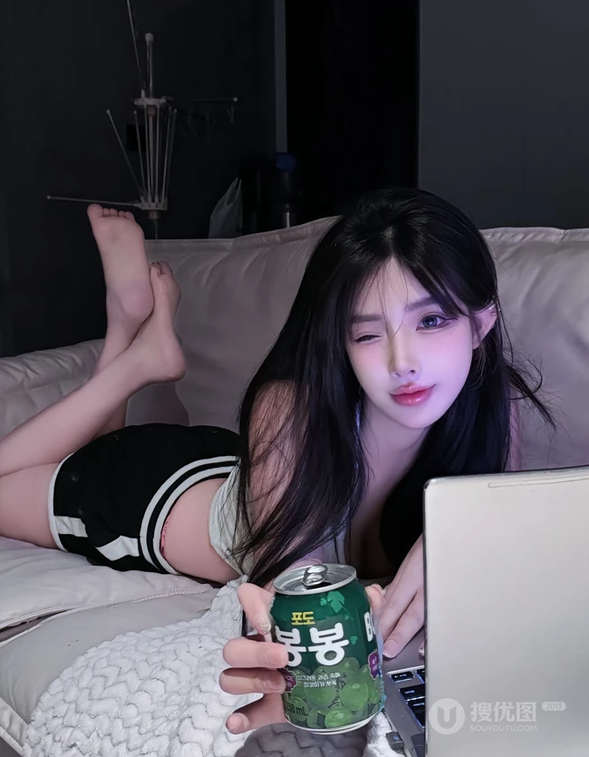 身材超好的高颜值韩国女生腹肌小姐姐紧身肩带背心加短裤居家室内美拍照片图集