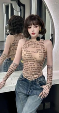 看一眼就心动，超好看短发女生小姐姐紧身轻纱装字母背心牛仔裤穿搭生活照图集