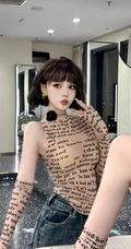 看一眼就心动，超好看短发女生小姐姐紧身轻纱装字母背心牛仔裤穿搭生活照图集