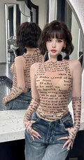 看一眼就心动，超好看短发女生小姐姐紧身轻纱装字母背心牛仔裤穿搭生活照图集