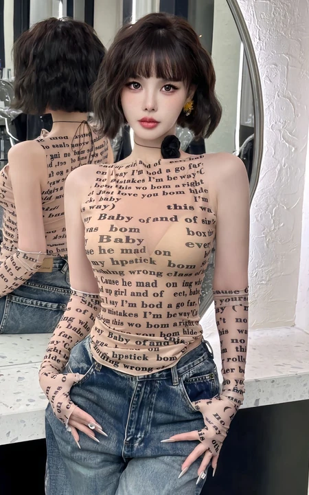 看一眼就心动，超好看短发女生小姐姐紧身轻纱装字母背心牛仔裤穿搭生活照图集