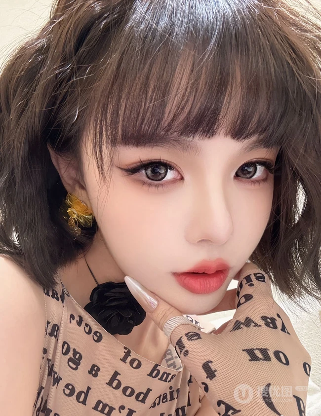 看一眼就心动，超好看短发女生小姐姐紧身轻纱装字母背心牛仔裤穿搭生活照图集