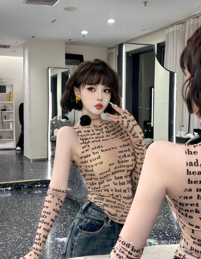 看一眼就心动，超好看短发女生小姐姐紧身轻纱装字母背心牛仔裤穿搭生活照图集