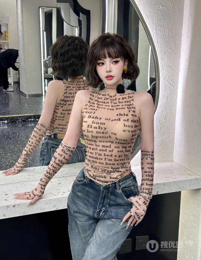 看一眼就心动，超好看短发女生小姐姐紧身轻纱装字母背心牛仔裤穿搭生活照图集