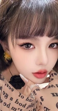 看一眼就心动，超好看短发女生小姐姐紧身轻纱装字母背心牛仔裤穿搭生活照图集