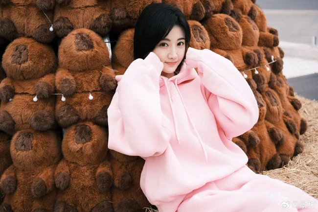 景甜粉色卫衣穿搭和卡皮巴拉布偶合照笑容超甜写真图片