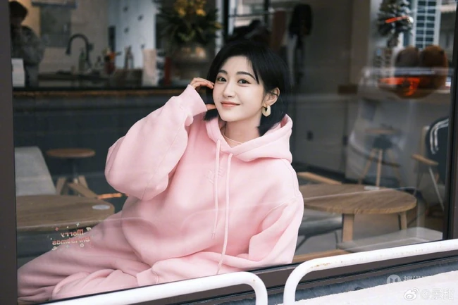 景甜粉色卫衣穿搭和卡皮巴拉布偶合照笑容超甜写真图片