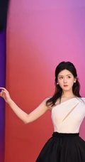 赵露思身着不同服饰写真花絮美照，缤纷色彩的墙面，映衬出不一样的多彩青春魅力