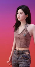 赵露思身着不同服饰写真花絮美照，缤纷色彩的墙面，映衬出不一样的多彩青春魅力