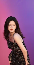赵露思身着不同服饰写真花絮美照，缤纷色彩的墙面，映衬出不一样的多彩青春魅力