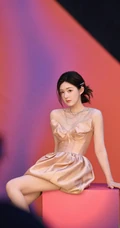 赵露思身着不同服饰写真花絮美照，缤纷色彩的墙面，映衬出不一样的多彩青春魅力