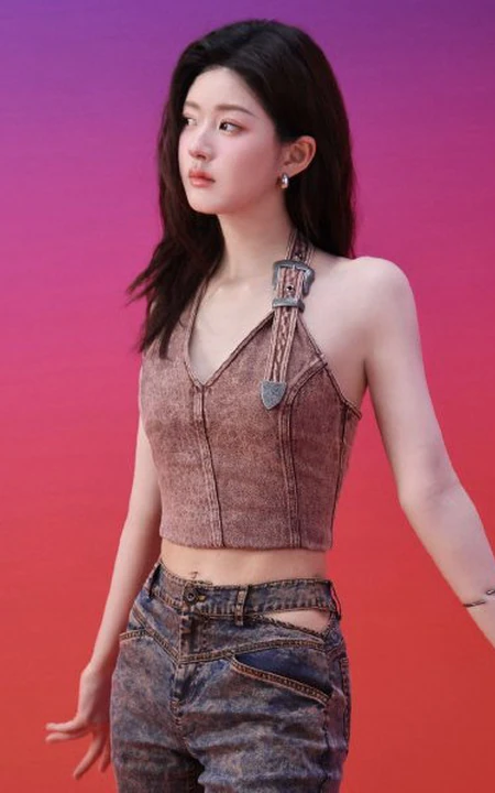 赵露思身着不同服饰写真花絮美照，缤纷色彩的墙面，映衬出不一样的多彩青春魅力