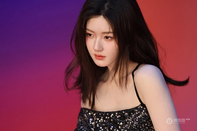 赵露思身着不同服饰写真花絮美照，缤纷色彩的墙面，映衬出不一样的多彩青春魅力