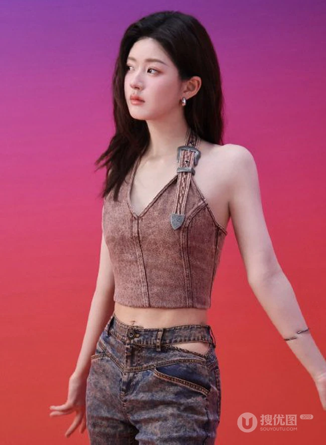 赵露思身着不同服饰写真花絮美照，缤纷色彩的墙面，映衬出不一样的多彩青春魅力