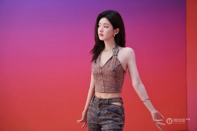 赵露思身着不同服饰写真花絮美照，缤纷色彩的墙面，映衬出不一样的多彩青春魅力