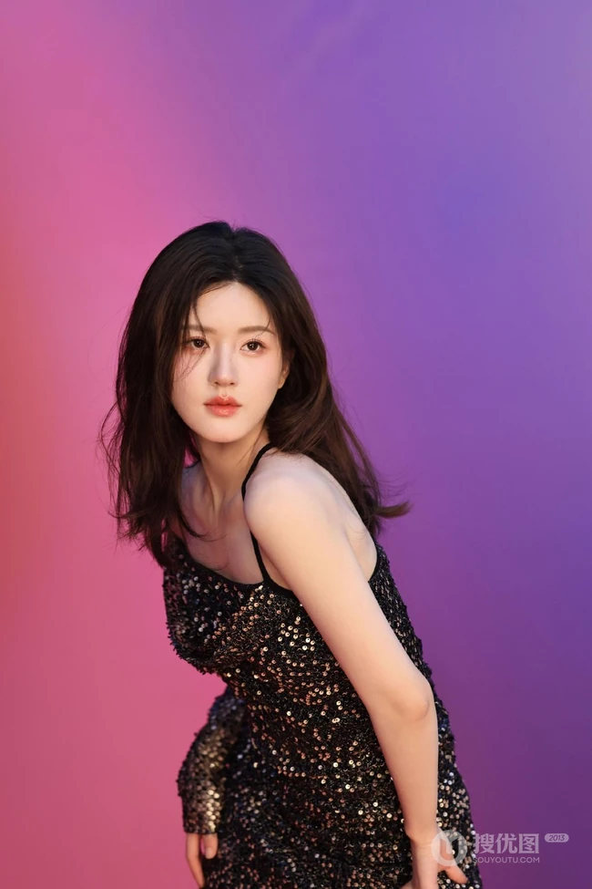 赵露思身着不同服饰写真花絮美照，缤纷色彩的墙面，映衬出不一样的多彩青春魅力
