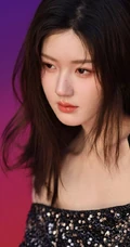 赵露思身着不同服饰写真花絮美照，缤纷色彩的墙面，映衬出不一样的多彩青春魅力