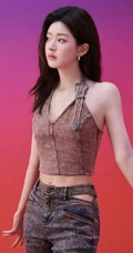 赵露思身着不同服饰写真花絮美照，缤纷色彩的墙面，映衬出不一样的多彩青春魅力