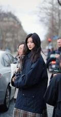孙千现身巴黎街头素人美照，穿着黑色羽绒服，对镜招手，邻家小姐姐既视感